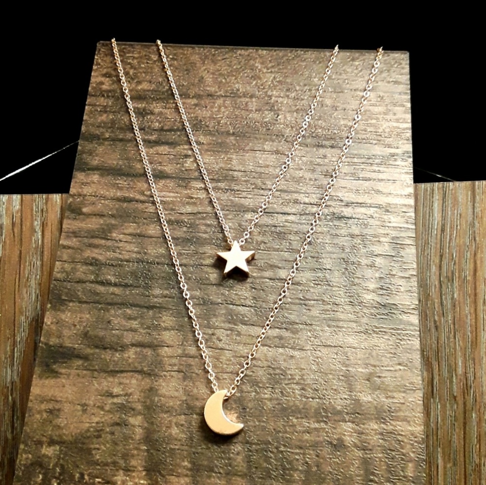 D17 NEW Goldtone Crescent Moon and Star Necklace